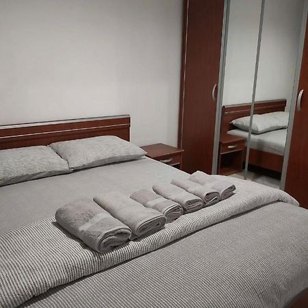 Talina Apartament Орадя Екстер'єр фото