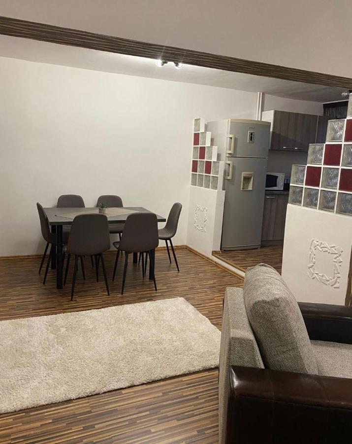 Talina Apartament Орадя Екстер'єр фото